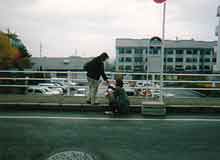 ���Z�O�̃o�X��ŁA���b�V���̃o�X���~��Ăւ��肱�ސX��c�c�Ɏ�������L�ׂ���������i�΁j�B�u�����A���̎�B�􂦂Ȃ��v�Ƃ������񂾁B